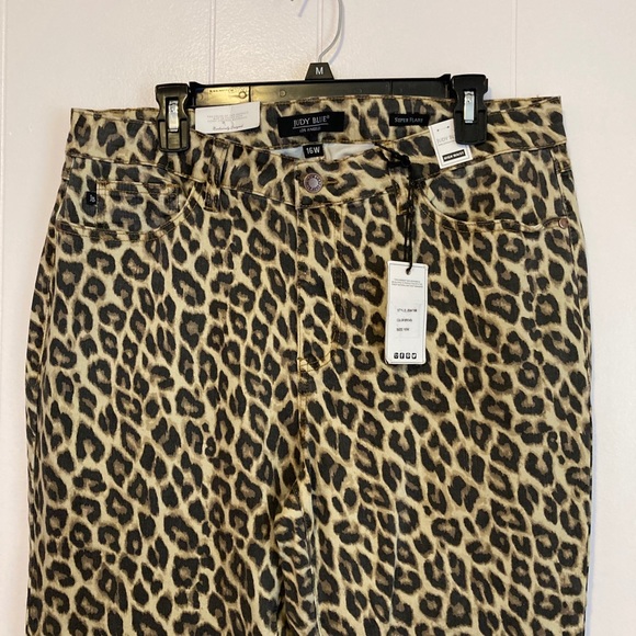 Judy Blue NWT High Rise Leopard Super Flare Jeans - Picture 5 of 9